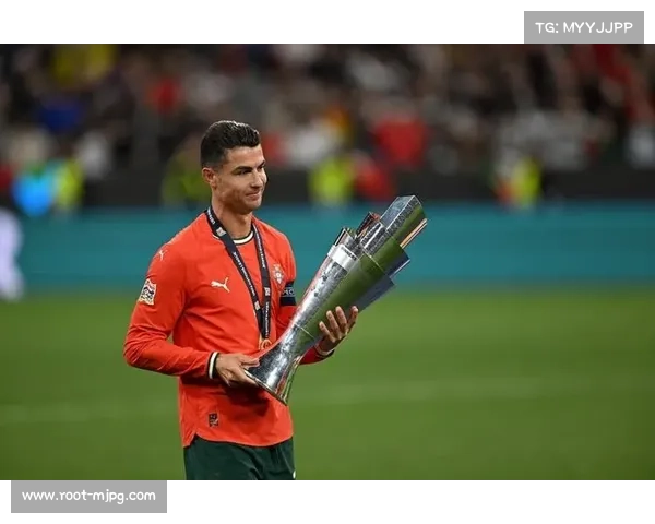 C罗职业生涯重要奖杯首次亮相香港K11 Musea博物馆展览 C罗职业生涯重要奖杯首次亮相香港K11 Musea博物馆展览